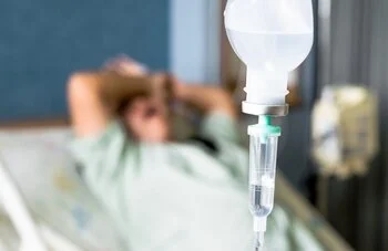 Капельница от похмелья мужчина лежит на экстренном вытрезвлении